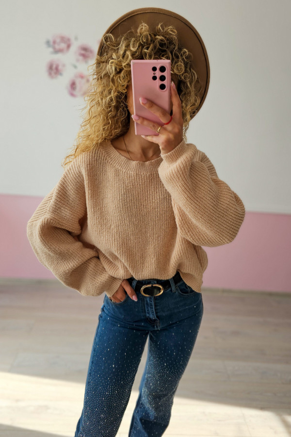 Beżowy sweter damski oversize – ciepły i przytulny 1