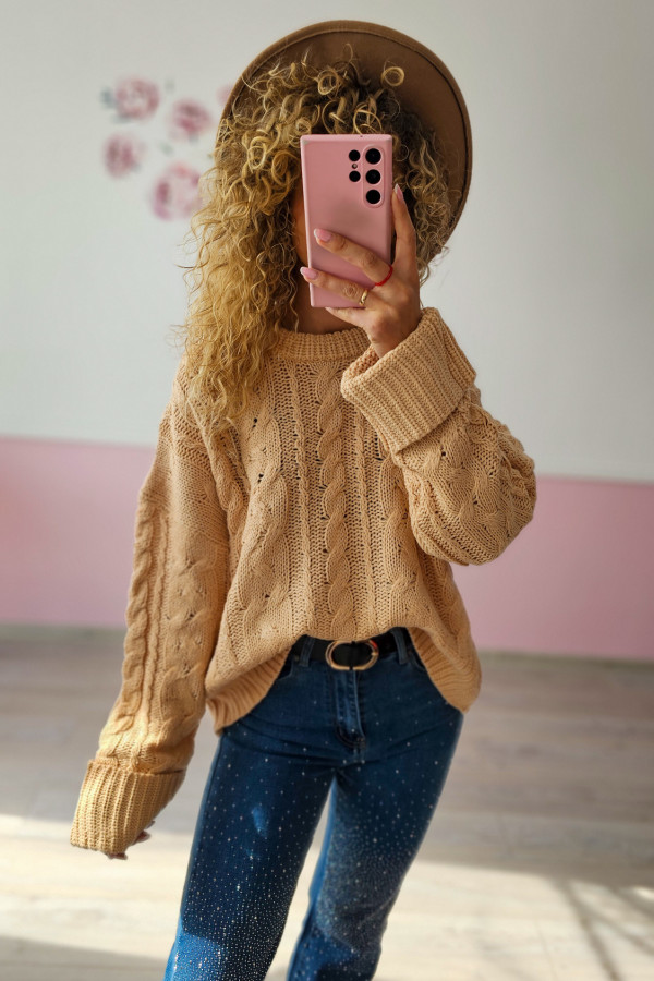 Sweter damski oversize w odcieniu camel – ciepło i styl