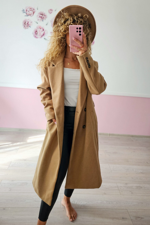 Długi płaszcz damski camel – klasyka w eleganckim wydaniu 1
