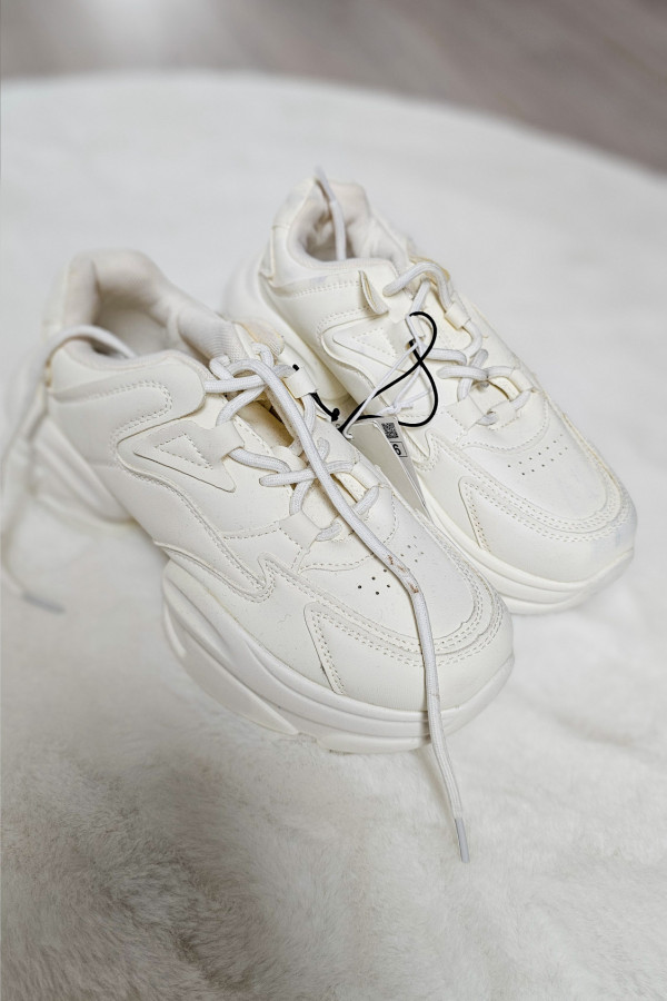 Białe sneakersy na grubej podeszwie