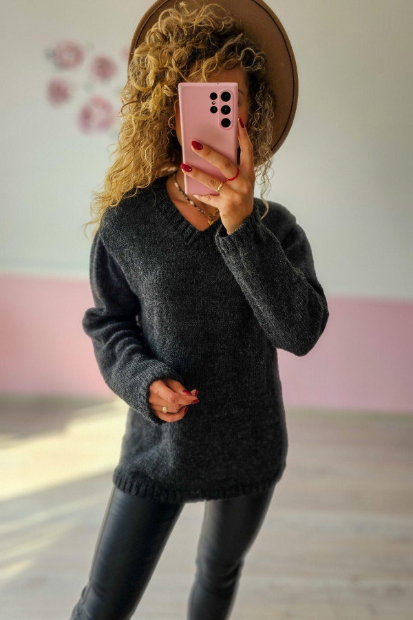 Sweter damski czarny z dekoltem V 3