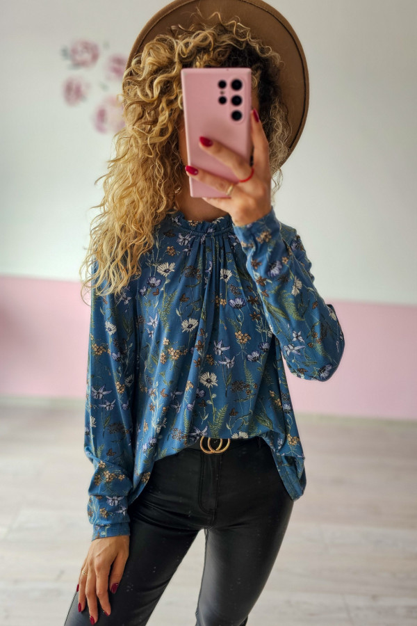 Bluzka w kwiaty na niebieskim tle 1