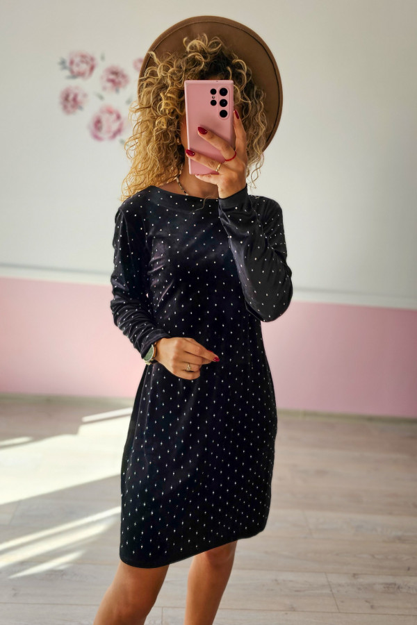 Czarna welurowa sukienka w cekiny z odkrytymi plecami