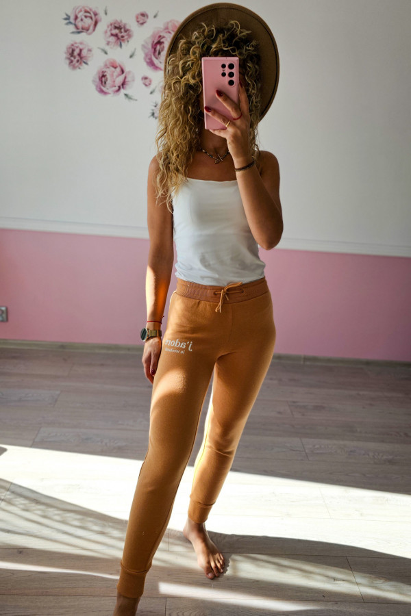 Spodnie dresowe damskie joggery – karmelowe XS/S