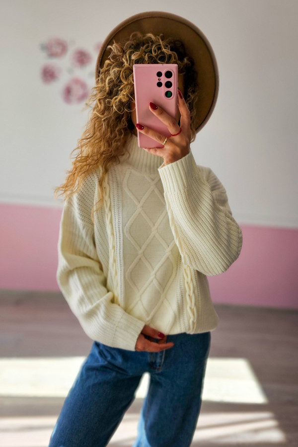 Sweter kremowy z golfem 1
