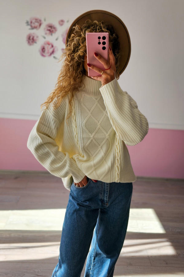 Sweter kremowy z golfem