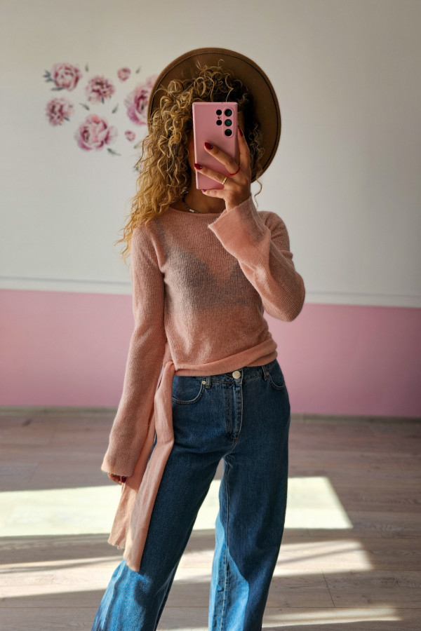 Sweter pudrowy z paskiem 1