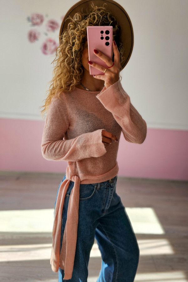 Sweter pudrowy z paskiem 2