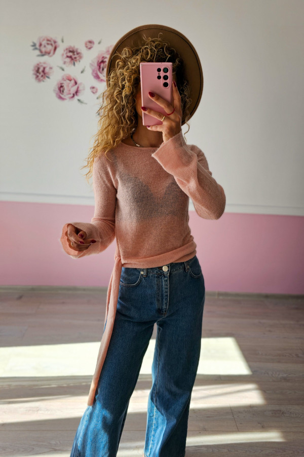 Sweter pudrowy z paskiem