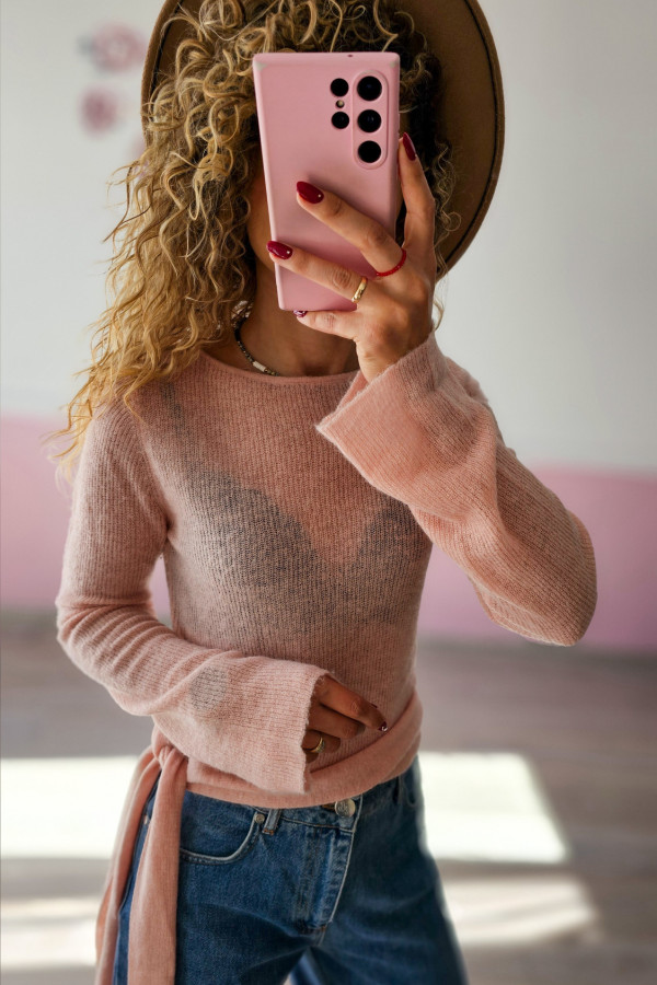 Sweter pudrowy z paskiem 3