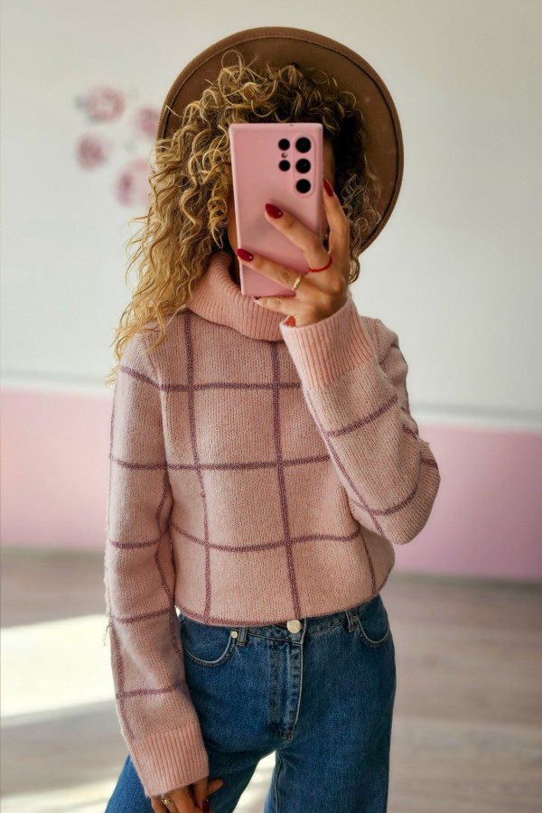 Sweter różowy w kratkę z golfem