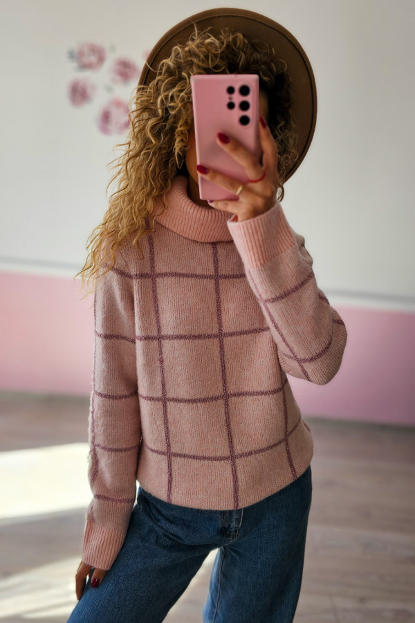 Sweter różowy w kratkę z golfem 1