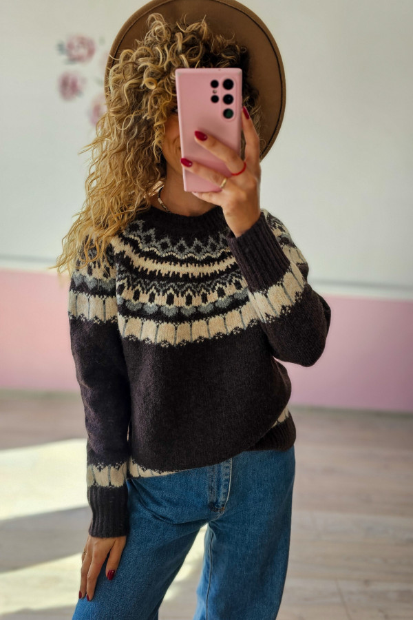 Sweter czarny we wzory etniczne