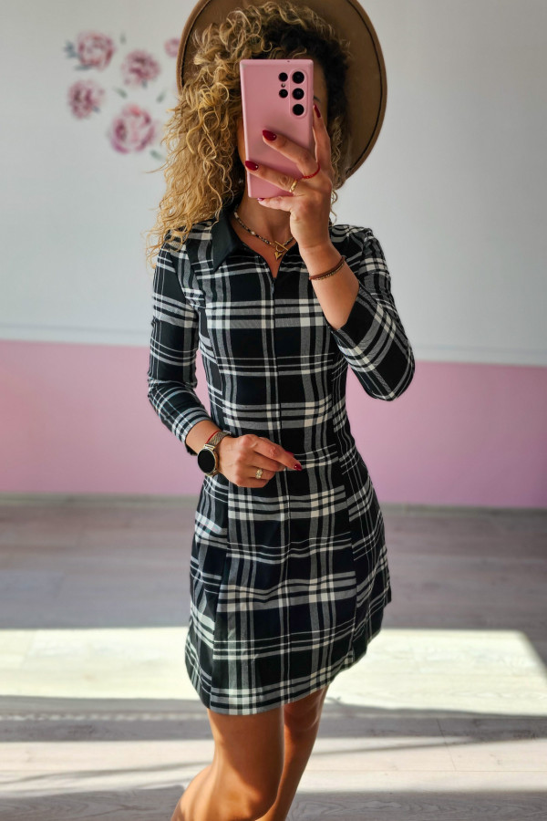 Czarna sukienka w kratę z kołnierzykiem