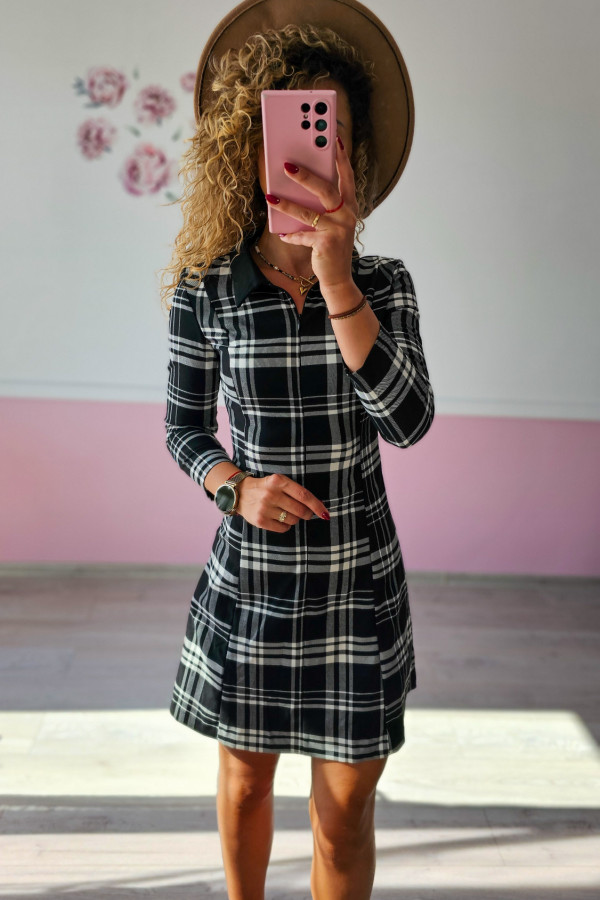 Czarna sukienka w kratę z kołnierzykiem 2