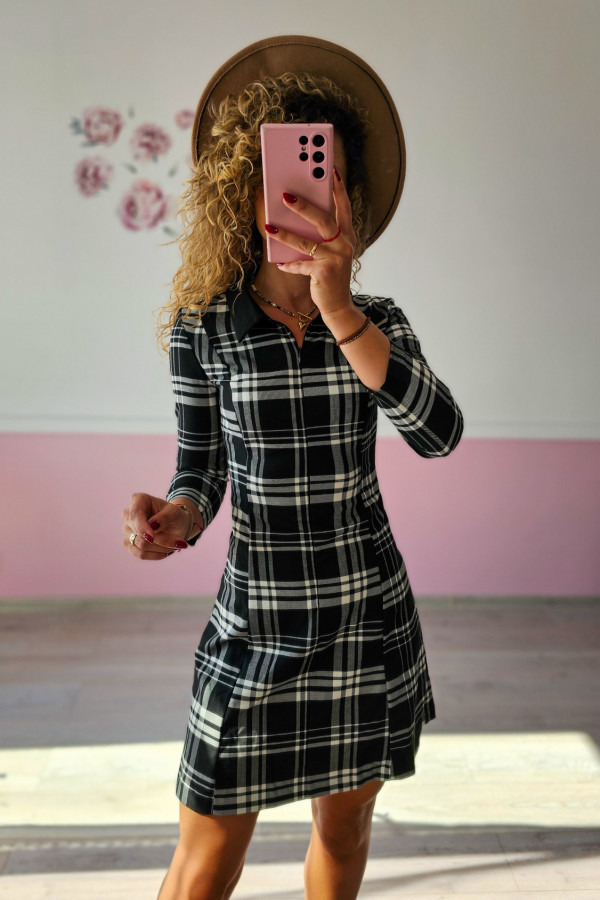Czarna sukienka w kratę z kołnierzykiem 3