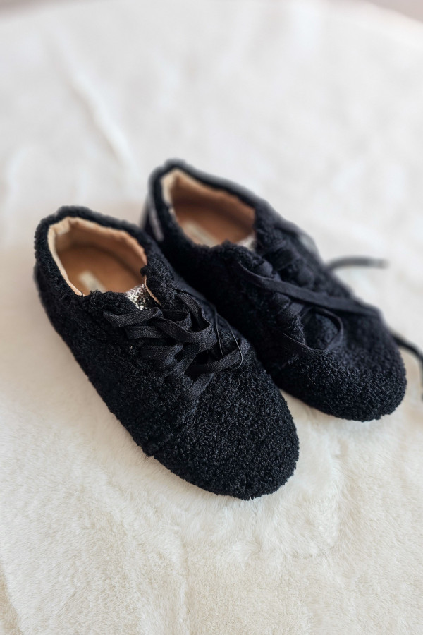 Czarne buty sznurowane z futerkiem