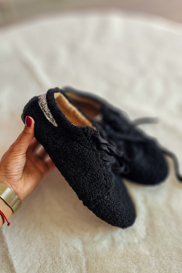 Czarne buty sznurowane z futerkiem 2