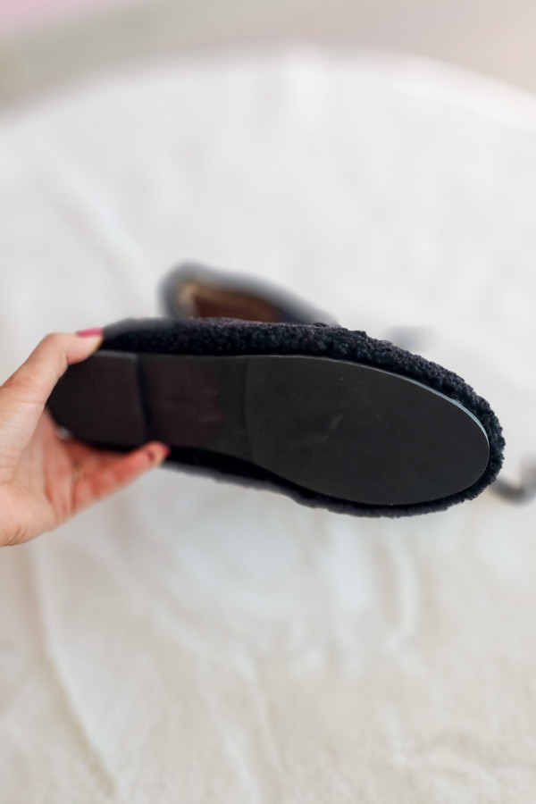 Czarne buty sznurowane z futerkiem 4
