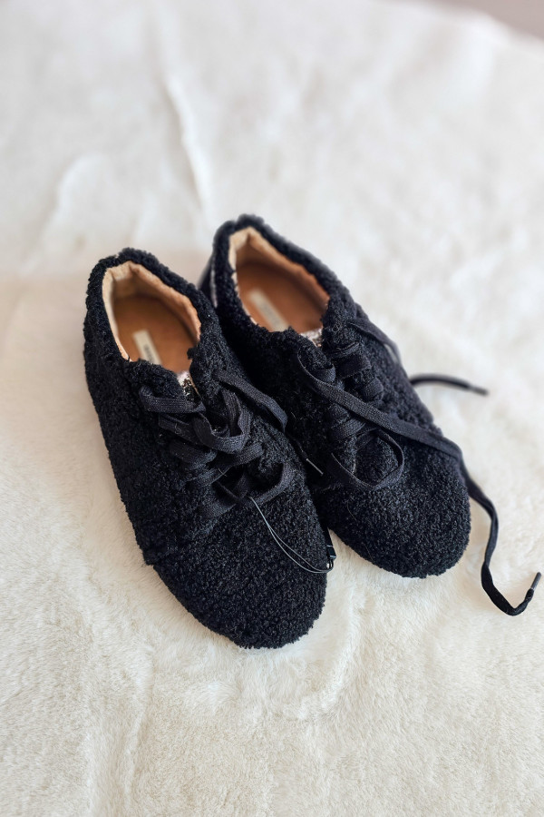 Czarne buty sznurowane z futerkiem 5