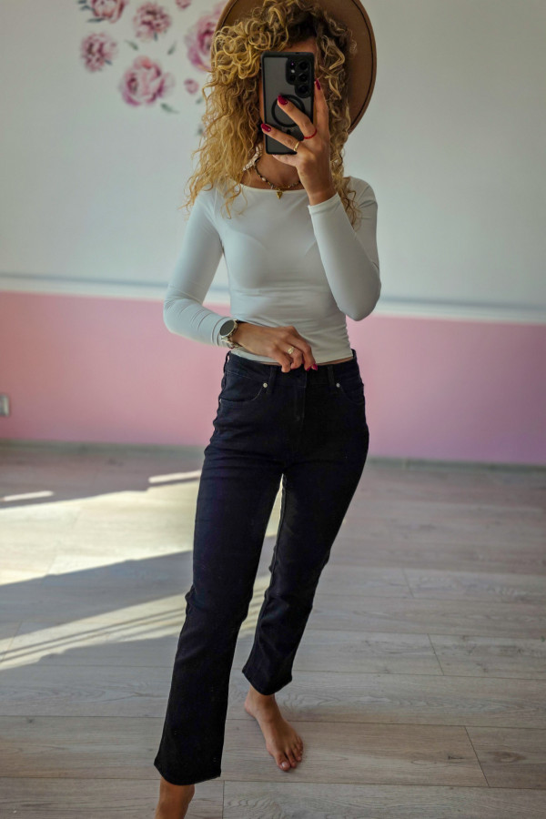 Czarne jeansy straight