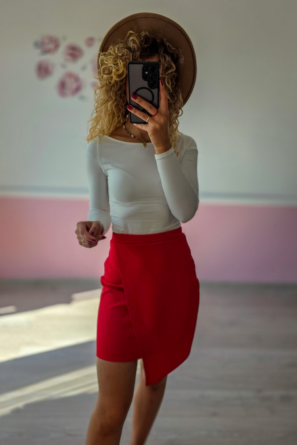 Czerwona spódnica z zakładką