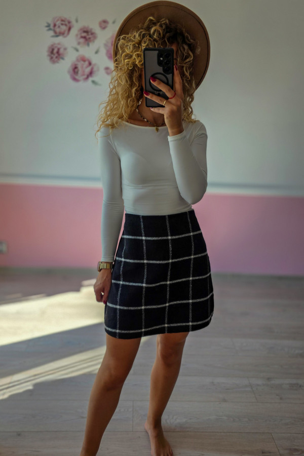 Spódniczka mini w kratę 3