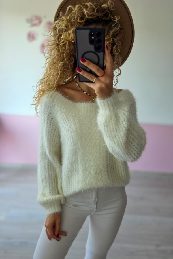 Biały puszysty sweter