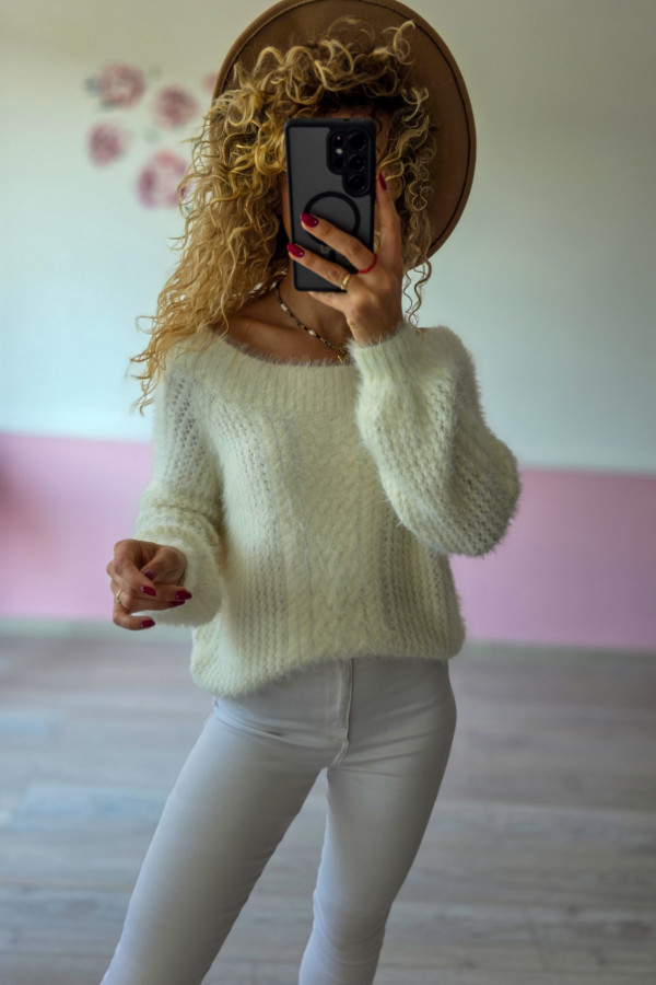 Biały puszysty sweter 2