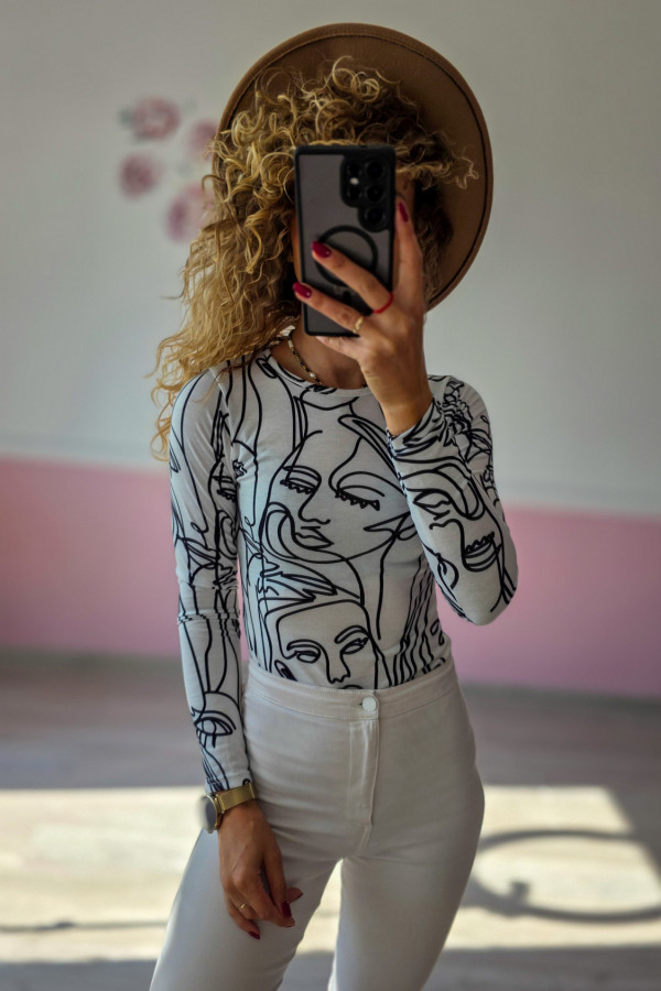 Body z abstrakcyjnym nadrukiem twarzy