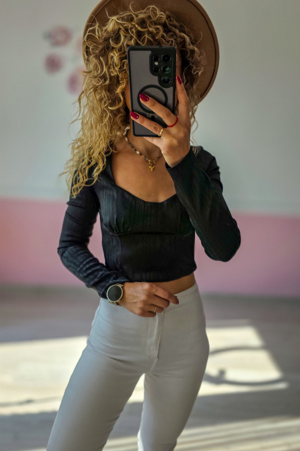 Czarny crop top z długim rękawem