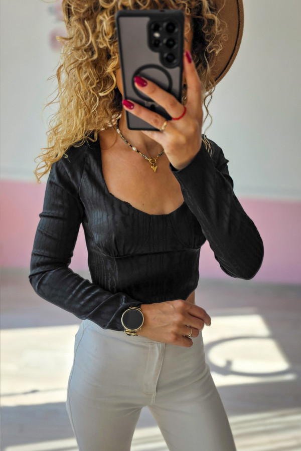 Czarny crop top z długim rękawem 1