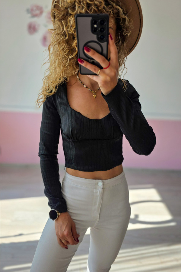 Czarny crop top z długim rękawem 2