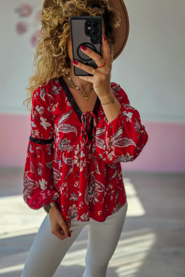 Czerwona bluzka w kwiaty 1