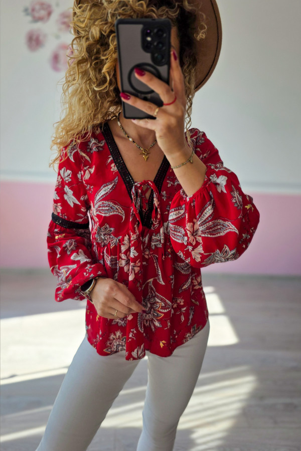 Czerwona bluzka w kwiaty