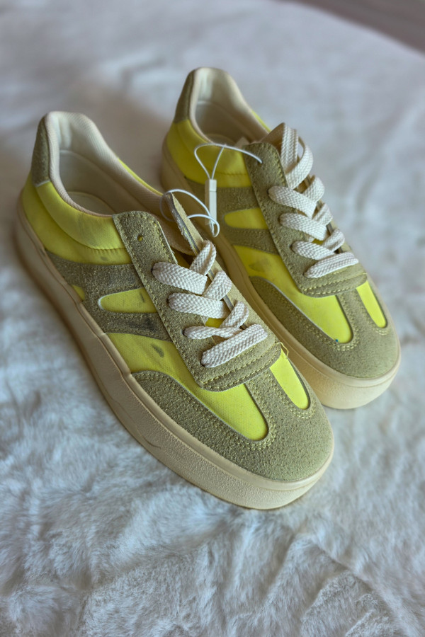 Żółte sneakersy z zamszowymi wstawkami