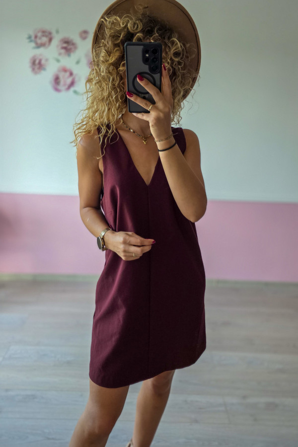 Sukienka bordowa z dekoltem w serek 2
