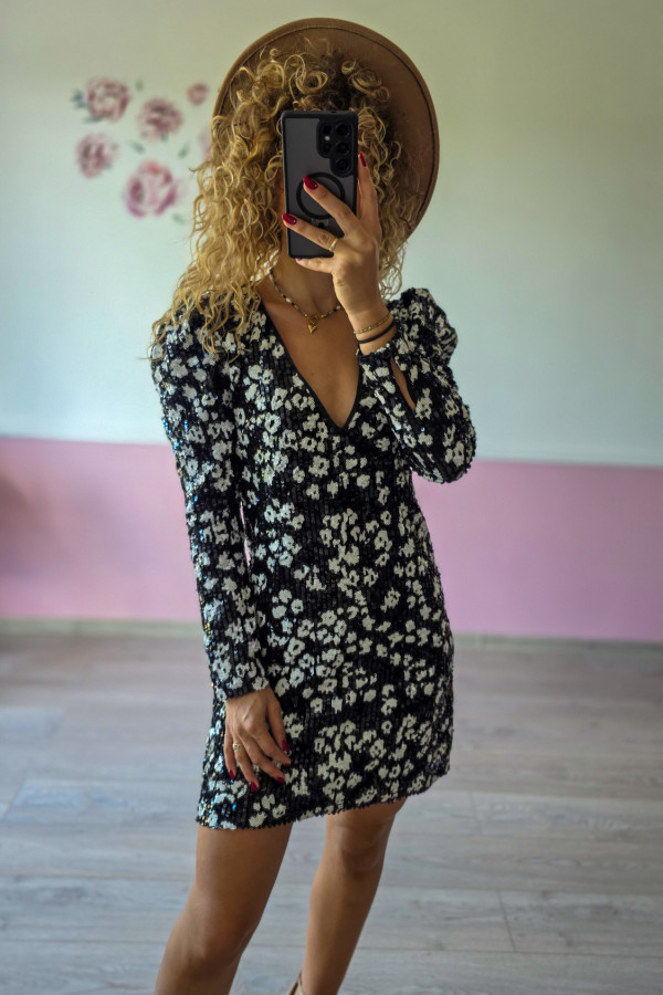 Czarna sukienka mini w kwiaty z cekinami 3