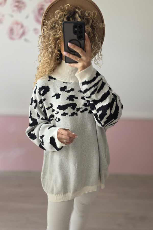 Szary oversize sweter z czarnym wzorem 1