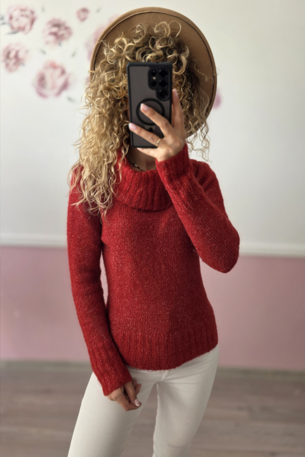 Czerwony sweter z szerokim golfem 1