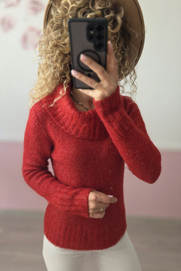 Czerwony sweter z szerokim golfem