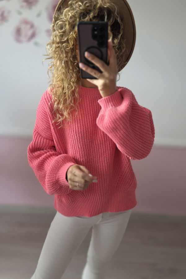 Różowy sweter z bufiastymi rękawami