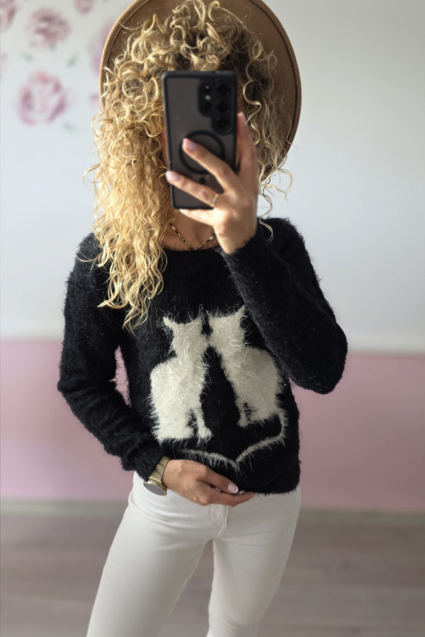 Czarny puszysty sweter z motywem kotów