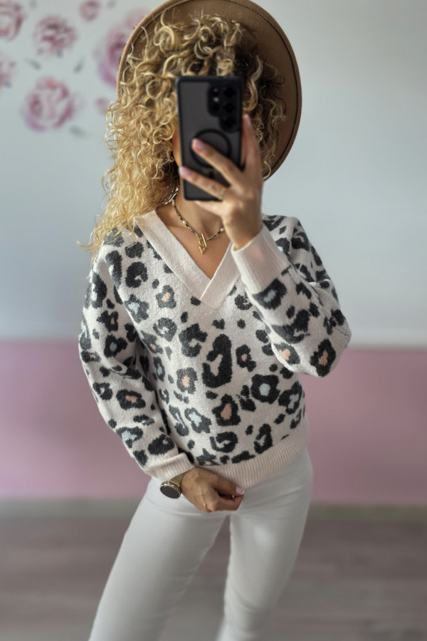Beżowy sweter w panterkę z dekoltem V 2
