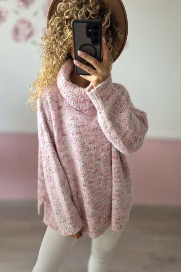 Różowy sweter typu „teddy” z golfem