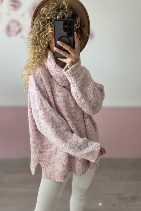 Różowy sweter typu „teddy” z golfem 1