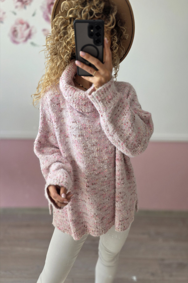 Różowy sweter typu „teddy” z golfem 2