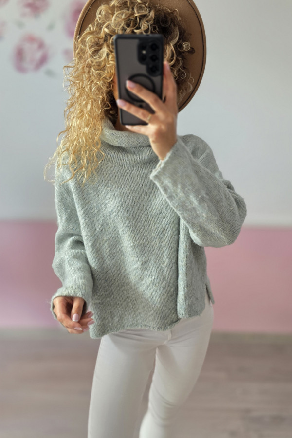 Miętowoszary sweter z szerokim golfem