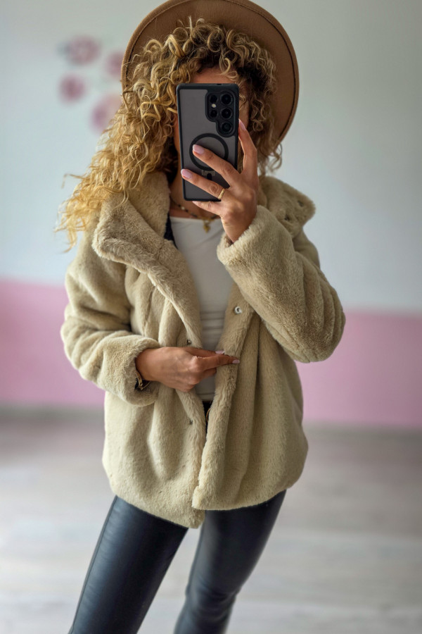 Kurtka damska beżowa z miękkiego futerka – oversize 1