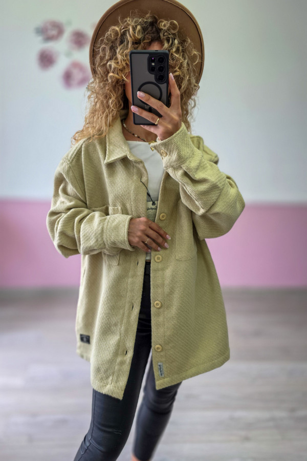 Beżowa koszula oversize – shacket w stylu casual